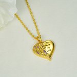 Collana personalizzata con ciondolo a cuore con ala d'angelo, pietra di nascita e nome inciso.