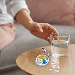 Personalisierte Hund Katze Medizin Flasche Runde Mini tragbare Pille Box mit Namen und Spiegel Geburtstagsgeschenk für Tierliebhaber