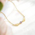 Personalizada Dainty Guardian Angel Wings Birthstone Collar Colgante Memorial Joyería Cumpleaños Simpatía Regalo de la familia para las mujeres