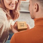 Boîte à photos en bois personnalisée avec texte floral et 2-14 photos en accordéon Cadeau d'anniversaire pour la famille et les amis