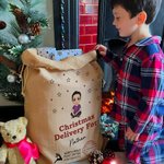 Personalisierte Cartoon-Charakter Weihnachten Lieferung Santa Sack Drawstring behandeln Tasche mit Namen Weihnachten Party Favor Geschenk für Kinder Familie