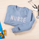 Personalised Glitter Nurse Pattern Sweatshirt with Embroidered Name and Stethoscope Brooch Nurse Graduation Birthday Gift for Nurse