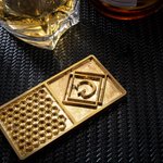 Cubitera de latón con iniciales de whisky grabadas y personalizadas con diseños de sellos y pinza Accesorio de bar Regalo de fiesta para barman