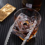 Cubitera de latón con iniciales de whisky grabadas y personalizadas con diseños de sellos y pinza Accesorio de bar Regalo de fiesta para barman