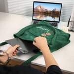 Sac Fourre-tout en Velours Côtelé Personnalisé avec Nom Fleur de Naissance Cadeau d'Anniversaire de Voyage pour Femmes