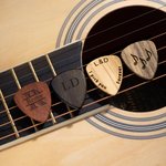 Set personalizzato di plettri in legno per chitarra con scatola magnetica e testo e simbolo incisi regalo di compleanno per musicista chitarrista