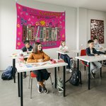 Arazzo libro floreale personalizzato multicolore In This Classroom con nome, appeso alla parete e decorato come regalo per la settimana di apprezzamen