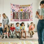 Arazzo libro floreale personalizzato multicolore In This Classroom con nome, appeso alla parete e decorato come regalo per la settimana di apprezzamen