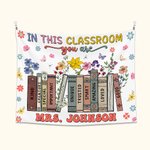 Arazzo libro floreale personalizzato multicolore In This Classroom con nome, appeso alla parete e decorato come regalo per la settimana di apprezzamen
