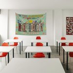 Arazzo libro floreale personalizzato multicolore In This Classroom con nome, appeso alla parete e decorato come regalo per la settimana di apprezzamen