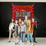 Arazzo libro floreale personalizzato multicolore In This Classroom con nome, appeso alla parete e decorato come regalo per la settimana di apprezzamen