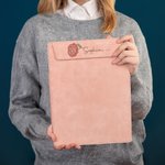 Gepersonaliseerd Geboorte Bloem Naam Magnetisch Lederen A4 Klembord met Penhouder Lus voor Kantoor School Schrijven Verjaardagscadeau voor Leraar Stud