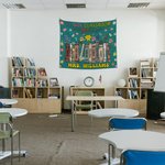 Arazzo libro floreale personalizzato multicolore In This Classroom con nome, appeso alla parete e decorato come regalo per la settimana di apprezzamen
