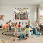 Arazzo libro floreale personalizzato multicolore In This Classroom con nome, appeso alla parete e decorato come regalo per la settimana di apprezzamen