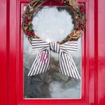 Couronne à rayures noires personnalisée avec monogramme brodé Décoration de la porte d'entrée Cadeau de pendaison de crémaillère pour un(e) ami(e)