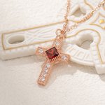 Collier croix de pierre de naissance personnalisée avec zircon brillant Bijoux religieux délicats Cadeau de baptême de Noël pour les femmes