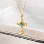Collier croix de pierre de naissance personnalisée avec zircon brillant Bijoux religieux délicats Cadeau de baptême de Noël pour les femmes