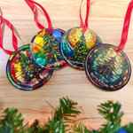 Personalisierte Glasmalerei Weihnachtsbaum Merry & Bright Keramik Ornament mit Text Vibrant Color Holiday Decor Religiöse Weihnachtsgeschenk für Familie