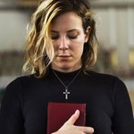 Collier croix de pierre de naissance personnalisée avec zircon brillant Bijoux religieux délicats Cadeau de baptême de Noël pour les femmes