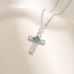 Collier croix de pierre de naissance personnalisée avec zircon brillant Bijoux religieux délicats Cadeau de baptême de Noël pour les femmes