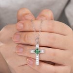 Collier croix de pierre de naissance personnalisée avec zircon brillant Bijoux religieux délicats Cadeau de baptême de Noël pour les femmes