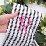 Couronne à rayures noires personnalisée avec monogramme brodé Décoration de la porte d'entrée Cadeau de pendaison de crémaillère pour un(e) ami(e)