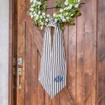 Couronne à rayures noires personnalisée avec monogramme brodé Décoration de la porte d'entrée Cadeau de pendaison de crémaillère pour un(e) ami(e)