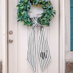 Couronne à rayures noires personnalisée avec monogramme brodé Décoration de la porte d'entrée Cadeau de pendaison de crémaillère pour un(e) ami(e)