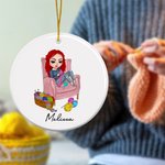 Ornement personnalisé en céramique pour fille au crochet avec nom Décoration de l'arbre de Noël Cadeau d'anniversaire pour les amoureux du tricot et d
