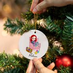 Ornement personnalisé en céramique pour fille au crochet avec nom Décoration de l'arbre de Noël Cadeau d'anniversaire pour les amoureux du tricot et d