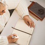 Personalisierte gravierte Baum des Lebens 1-9 Namen Leder Journal Notebook mit 100 linierten Seiten für die Schule Arbeit Reisen Schreiben Geburtstag 