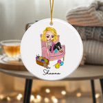 Ornement personnalisé en céramique pour fille au crochet avec nom Décoration de l'arbre de Noël Cadeau d'anniversaire pour les amoureux du tricot et d