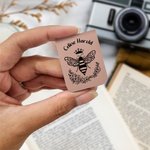 Personalisierter „To Bee Continued“ Magnetischer Lesezeichen-Clip mit Biene Namen aus PU-Leder Geburtstagsgeschenk für Bücherwurm Bibliothekar