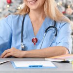 Personalisierte Glitter Santa Hut Rentier Lebkuchen Schneemann Badge Reel mit Namen Dankeschön Weihnachtsgeschenk für Krankenschwestern Ärzte medizini