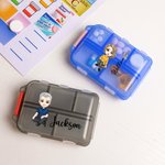 Gepersonaliseerde Geboortebloem Cartoon 10 Compartments Pocket Apotheek Reizen Dagelijkse Pill Organizer met Naam en Medicatie Etiketten Gift voor Fam
