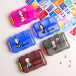 Gepersonaliseerde Geboortebloem Cartoon 10 Compartments Pocket Apotheek Reizen Dagelijkse Pill Organizer met Naam en Medicatie Etiketten Gift voor Fam