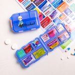 Gepersonaliseerde Geboortebloem Cartoon 10 Compartments Pocket Apotheek Reizen Dagelijkse Pill Organizer met Naam en Medicatie Etiketten Gift voor Fam