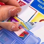 Gepersonaliseerde Geboortebloem Cartoon 10 Compartments Pocket Apotheek Reizen Dagelijkse Pill Organizer met Naam en Medicatie Etiketten Gift voor Fam