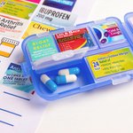 Gepersonaliseerde Geboortebloem Cartoon 10 Compartments Pocket Apotheek Reizen Dagelijkse Pill Organizer met Naam en Medicatie Etiketten Gift voor Fam
