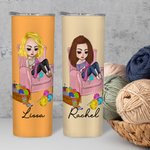 Gepersonaliseerd Cartoon Gebreid Meisje Naam 20oz Skinny Tumbler met Rietje en Borstel Verjaardagscadeau voor Gehaakte Naailiefhebbers