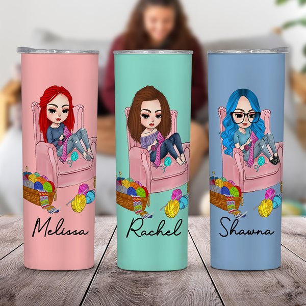 Gepersonaliseerd Cartoon Gebreid Meisje Naam 20oz Skinny Tumbler met Rietje en Borstel Verjaardagscadeau voor Gehaakte Naailiefhebbers