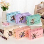 Personalizado Cute Cartoon Football Girl Bolsa de maquillaje de cuero con nombre Esenciales de viaje portátil Regalo de cumpleaños para las mujeres