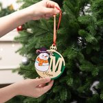 Personalisiertes Holzornament in Weihnachtskugelform mit Schneemann Ripsband Namen Initiale Haus Weihnachtsbaum Deko Weihnachtsgeschenk für Familie