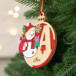 Personalisiertes Holzornament in Weihnachtskugelform mit Schneemann Ripsband Namen Initiale Haus Weihnachtsbaum Deko Weihnachtsgeschenk für Familie