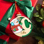 Personalisiertes Holzornament in Weihnachtskugelform mit Schneemann Ripsband Namen Initiale Haus Weihnachtsbaum Deko Weihnachtsgeschenk für Familie