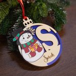 Personalisiertes Holzornament in Weihnachtskugelform mit Schneemann Ripsband Namen Initiale Haus Weihnachtsbaum Deko Weihnachtsgeschenk für Familie
