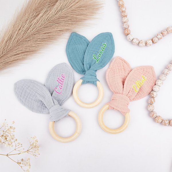 Gepersonaliseerd Baby-veilig schattig konijntje gehaakt baby rammelaar sensorisch speelgoed met naam Baby Shower Gift voor pasgeborene