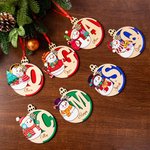 Personalisiertes Holzornament in Weihnachtskugelform mit Schneemann Ripsband Namen Initiale Haus Weihnachtsbaum Deko Weihnachtsgeschenk für Familie