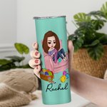 Gepersonaliseerd Cartoon Gebreid Meisje Naam 20oz Skinny Tumbler met Rietje en Borstel Verjaardagscadeau voor Gehaakte Naailiefhebbers