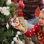 Personalisiertes Holzornament in Weihnachtskugelform mit Schneemann Ripsband Namen Initiale Haus Weihnachtsbaum Deko Weihnachtsgeschenk für Familie